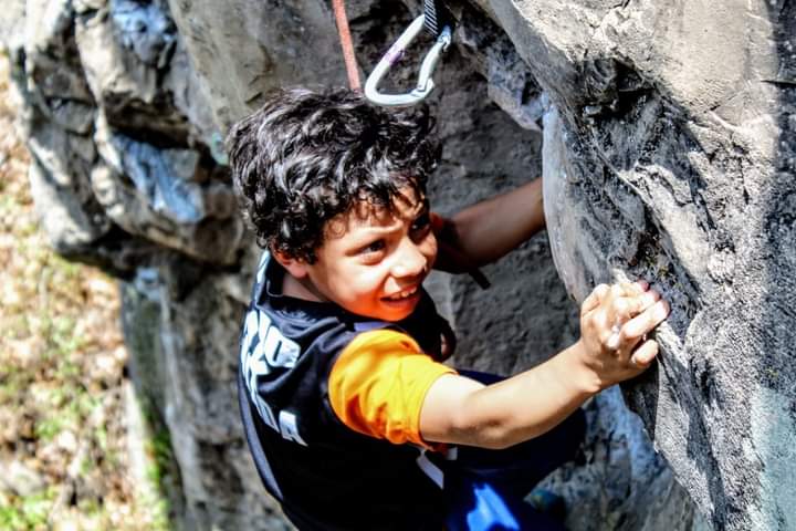 A kid of 10 years old climbing in La Meca Oaxaca
